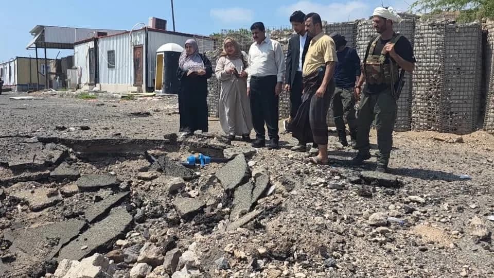 فريق اللجنة الوطنية للتحقيق يعاين موقع القصف في المجمع الرئاسي بمعاشيق في عدن