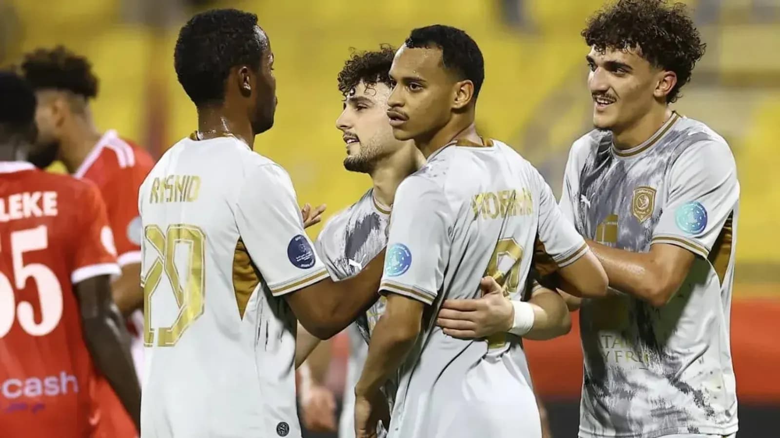 لاعبو الدحيل القطري يحتفلون خلال المباراة أمام شعب حضرموت