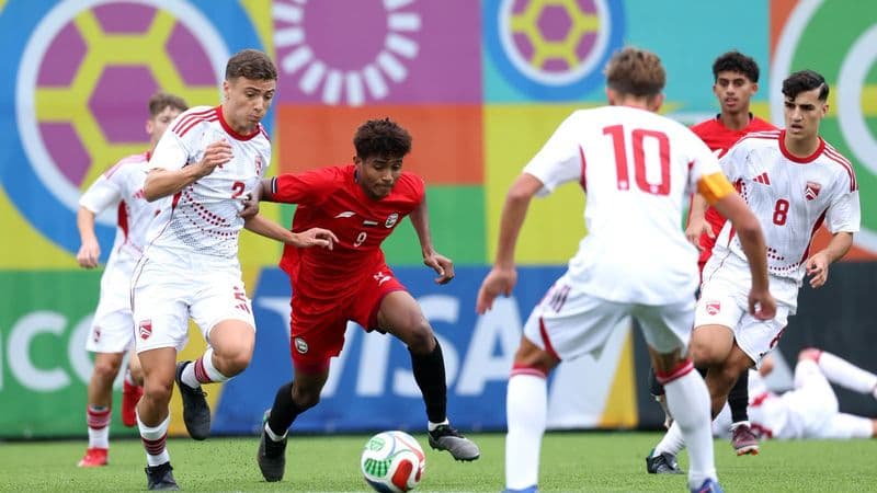 لاعب منتخب اليمن تحت 15 سنة يراوغ لاعبي جبل طارق