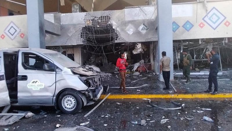 أضرار في مبنى مطار عدن الدولي جراء هجوم سابق