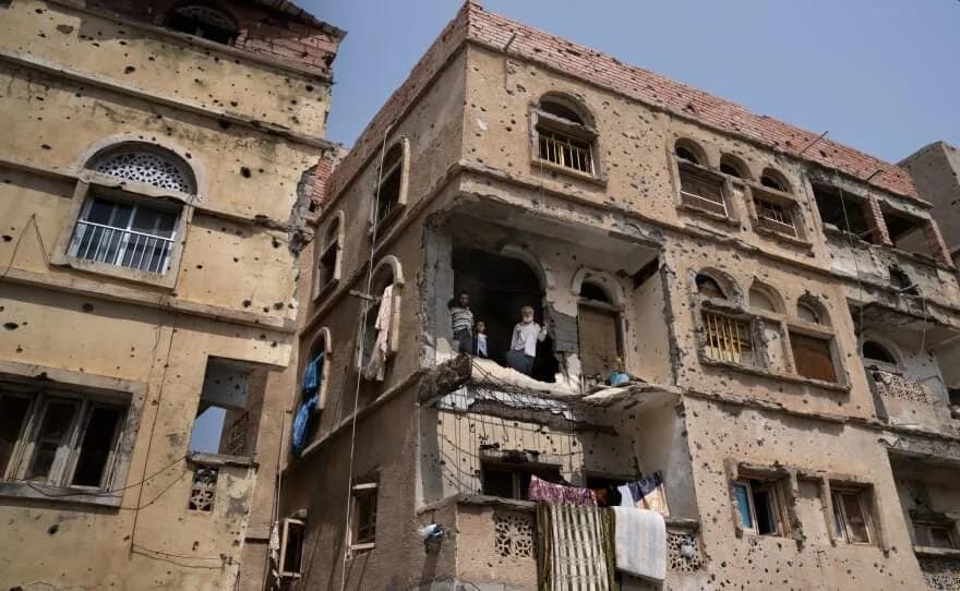مبنى سكني متضرر من القصف في مدينة تعز